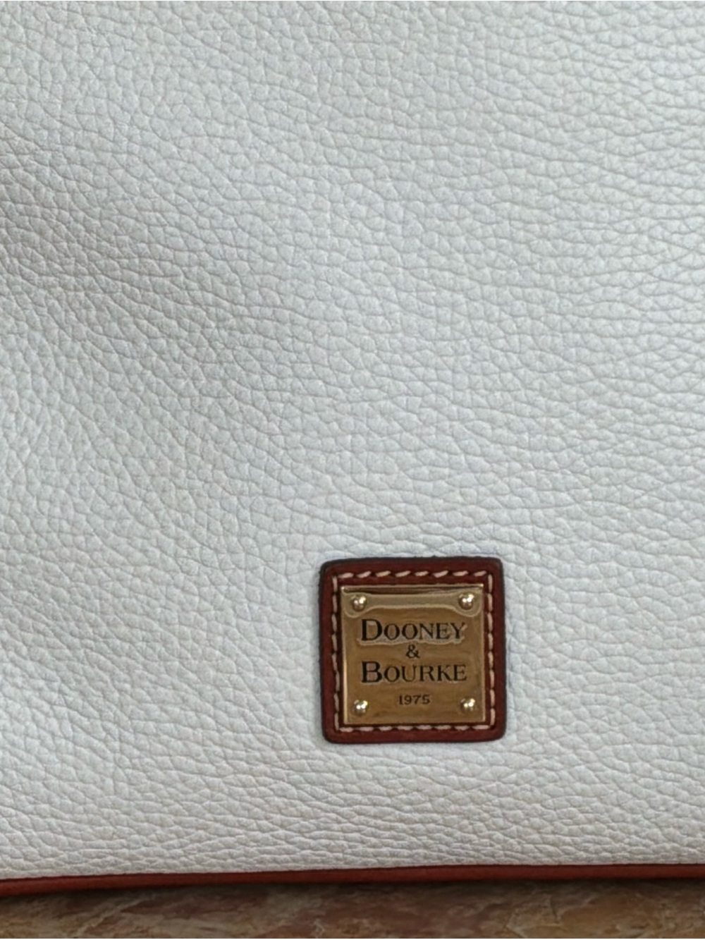 💐 Dooney & Bourke Pebble Grain Leather Zip Crossbody Bag – White & Tan J13913205 - Picture 3 of 16